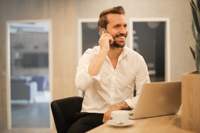 hombre sonriendo al telefono